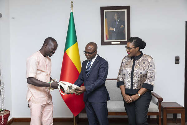Audience : l’artiste Thierry Oussou au cœur des échanges sur la création contemporaine et le développement culturel
